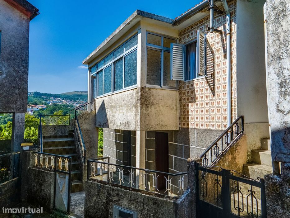 Moradia V2 em Campelo e Ovil