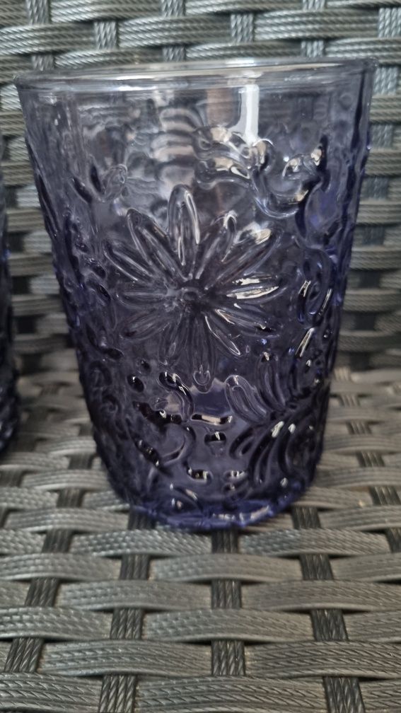 Piekne szklanki z fioletowego szkła