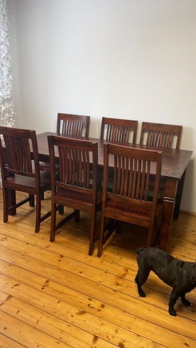 Drewniany stół i krzesła