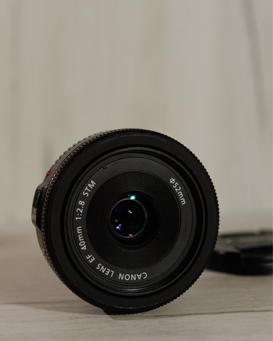 Обʼєктив canon ef 40mm f/2.8 як новий.