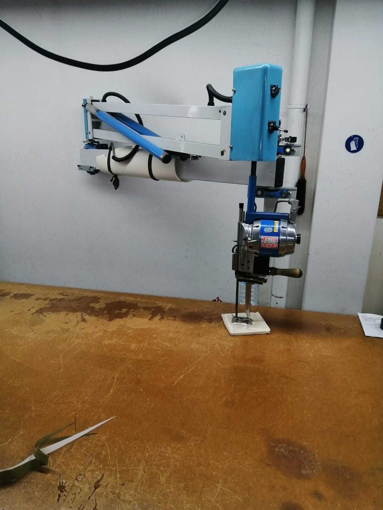 Mesa de corte com máquina e servo cutter