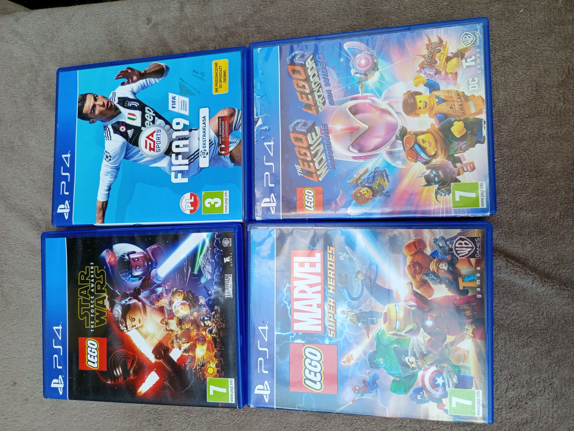 Konsola Ps5 z dyskiem i 4 grami