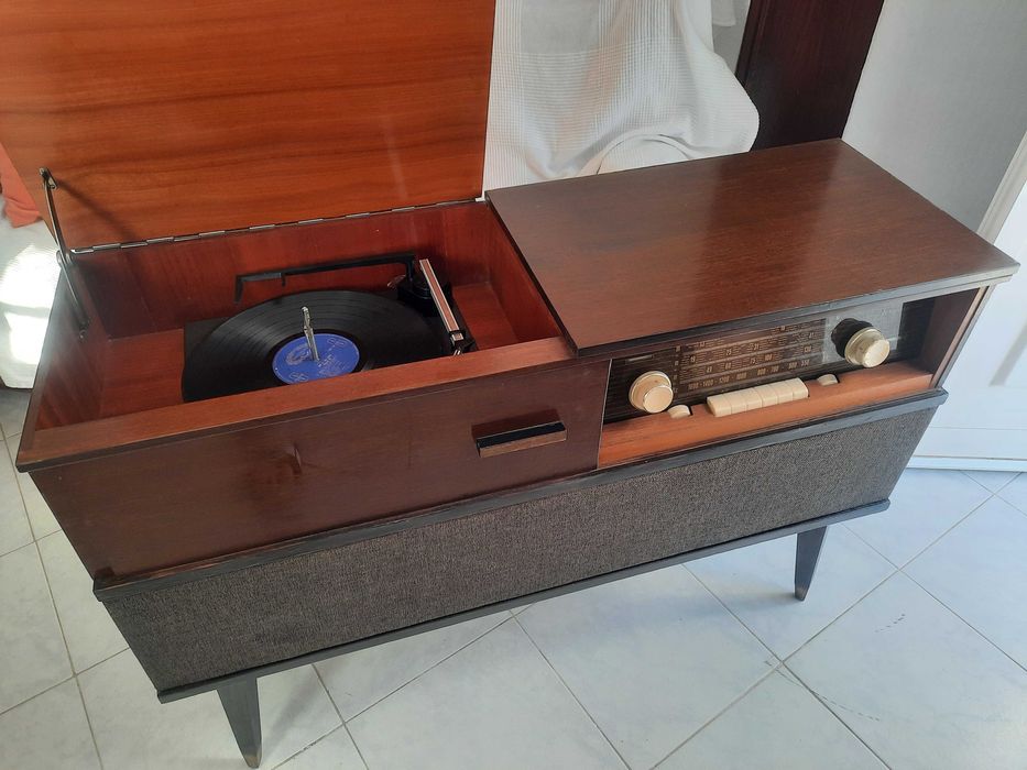 Móvel Com Rádio e Gira Discos Schaub Lorenz