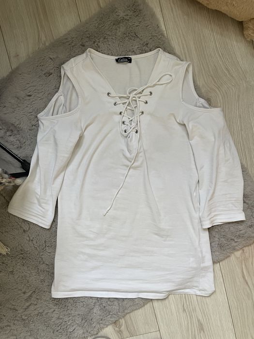 Biala bluzka z wiazaniem i odkrytymi ramionami bawelna elastan