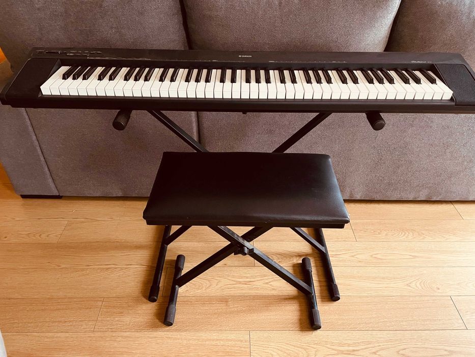 Piano Yamaha Portable Grand NP-30 + Banco – €150