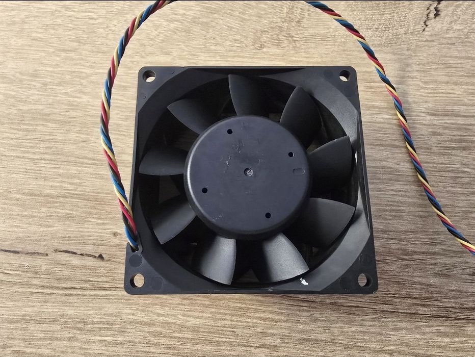 Мощный серверный вентилятор Delta PFC0812DE (12V, до ЗА).