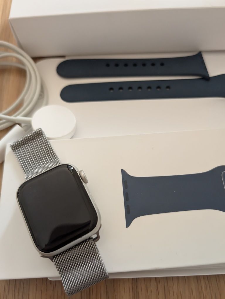 Apple watch SE com 2 braceletes e capa de proteção