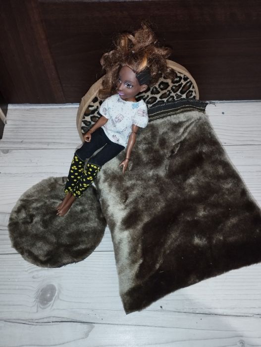 Постільне  з ковриками для кукли