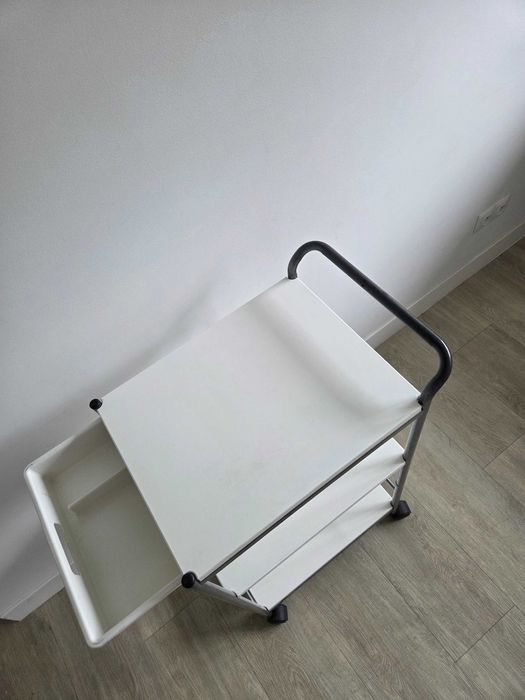 Asystor kosmetyczny / stolik na kółkach – ulepszony, lekki i mobilny