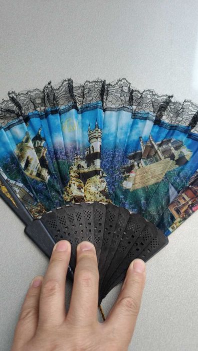 Веер с рисунком. Изготовлен из материи и пластика. Новый