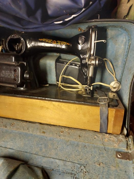 2 швейни машини елекро имеханична