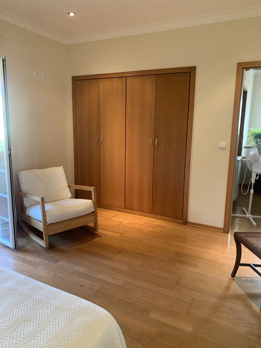 Aluguer de quarto mobilado com casa de banho privada.