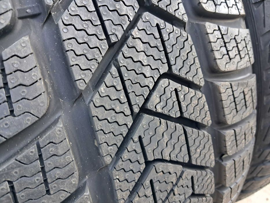Резина зимова, нова, Pirelli Sottozero 3 235\35 R20