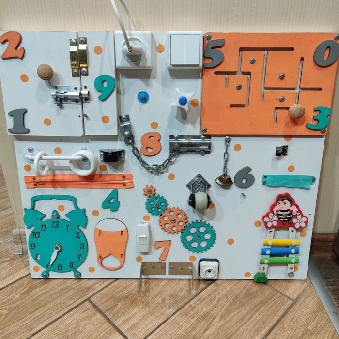 Продам бизиборд.