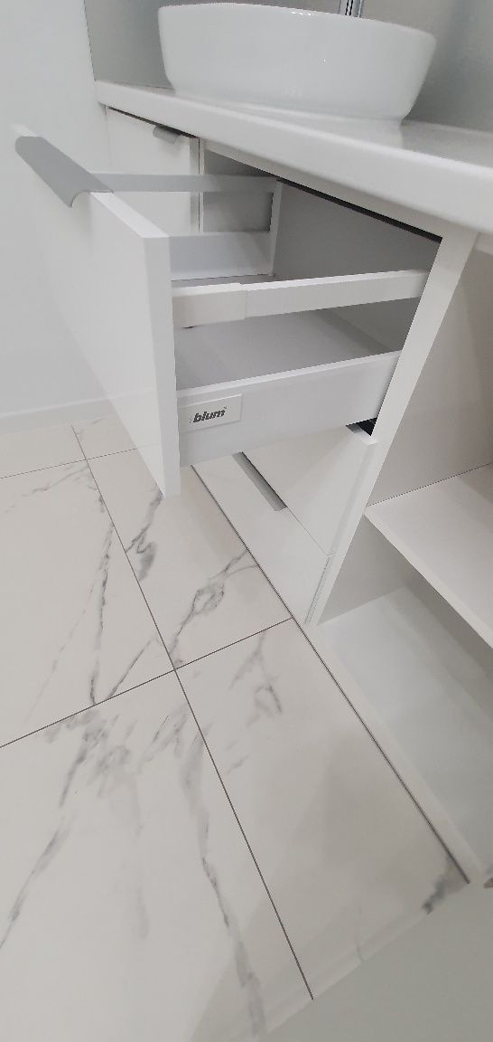 Duża Szafka z umywalką i baterią