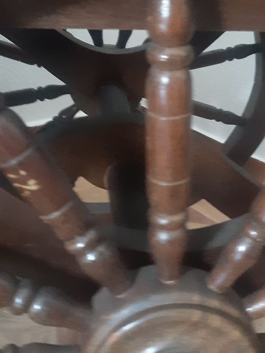 Antigo carro para bebidas de madeira