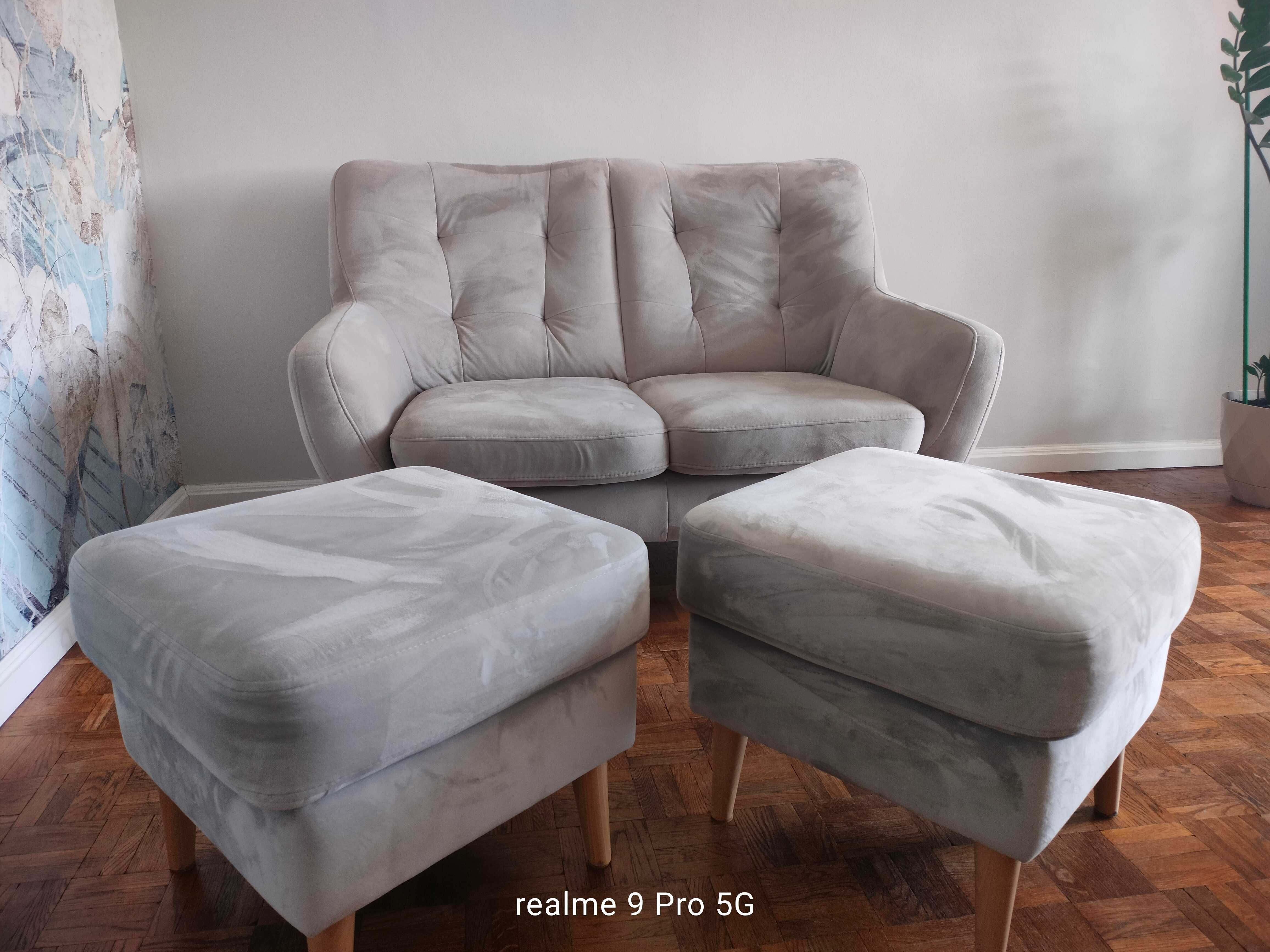 Kanapa, sofa plus dwie duże pufy