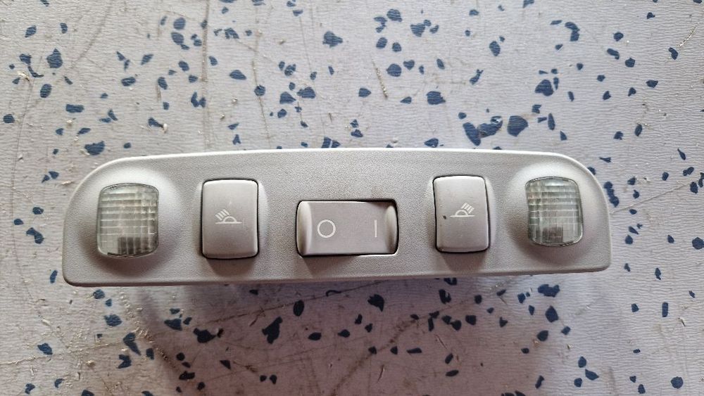 AUDI A4 B5 LIFT LAMPKA KABINY 8D0947111AA