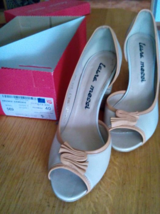 KREMOWE buty na obcasie