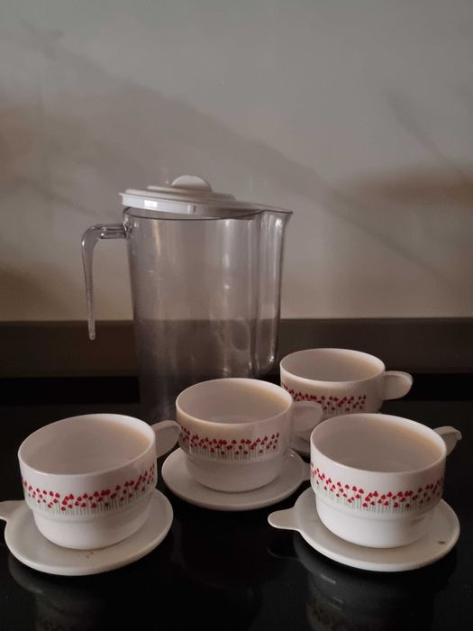 Conjunto Jarro com 4 chávenas e pires em plástico