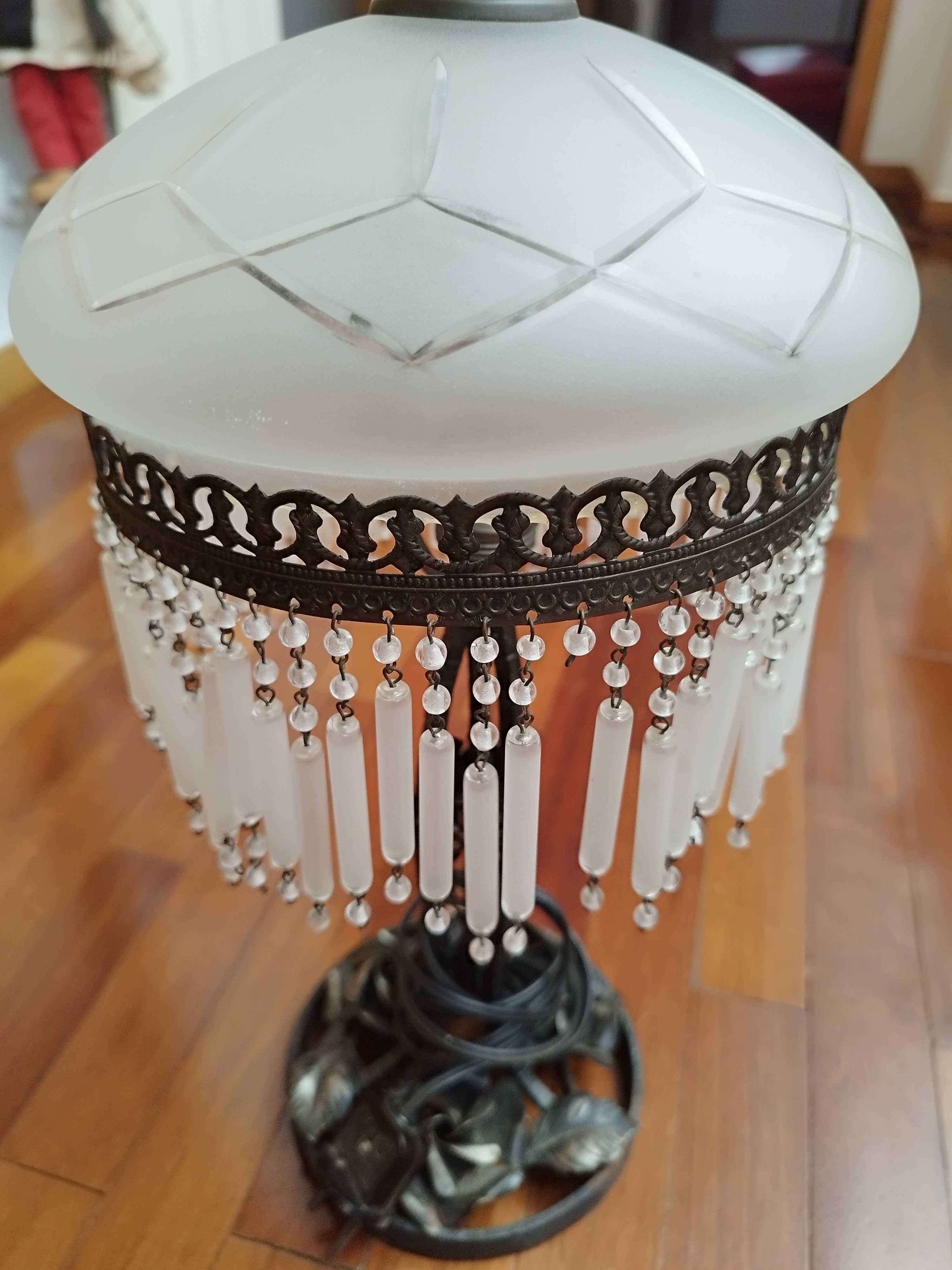 Candeeiro de mesa, tipo arte nova, em latão e vidro  trabalhado.