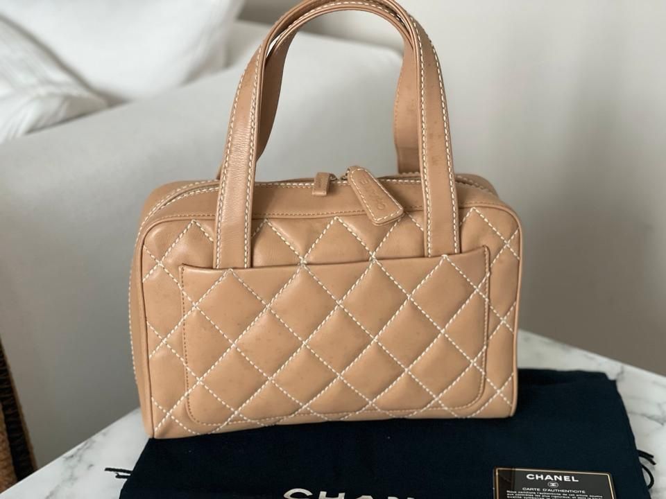 Bolsa Chanel Giant Stitch em couro bege natural