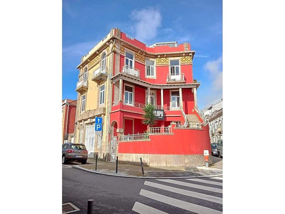 Moradia Remodelada com Elevador e Vista Rio no Porto