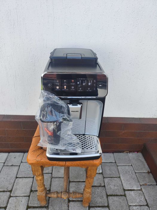 Кавомашина PHILIPS Series 3300 EP3347/90 новий молочник