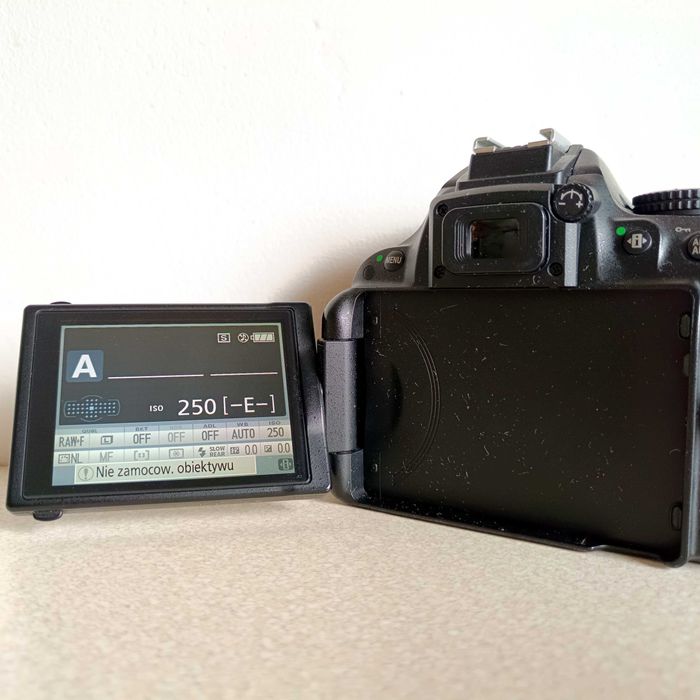 Lustrzanka Nikon d5200, na części z drobnymi usterkami.