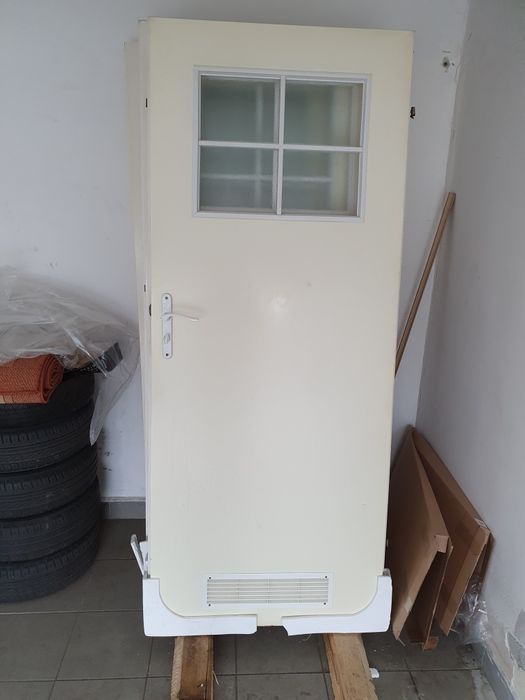 Sprzedam  drzwi z dużą szybą i 2 drzwi z małą szybą