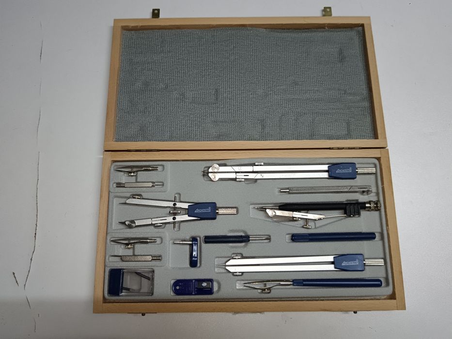 Conjunto de compassos para desenho técnico da marca Architetto.