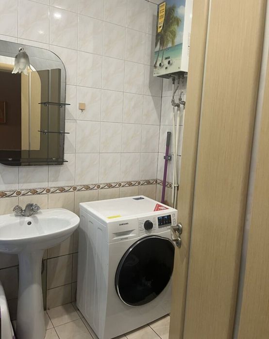 3- комн. 67 м. кв. Сталинка. С. Нигояна. Возле метро.