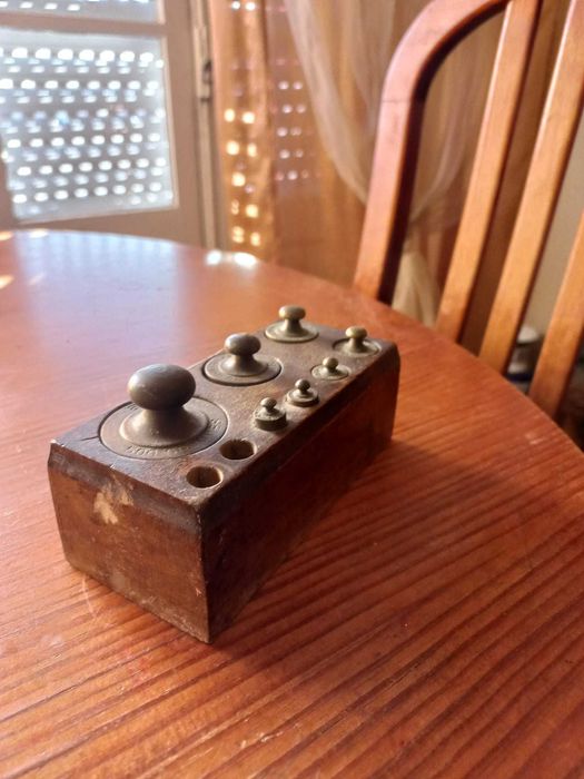 Balança antiga com cepo de pesos