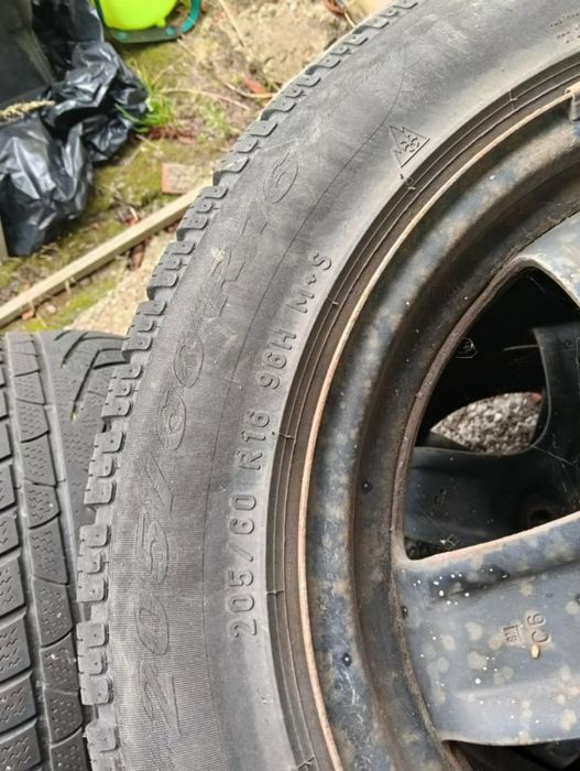 Sprzedam felgi stalowe z oponami zimowymi.
