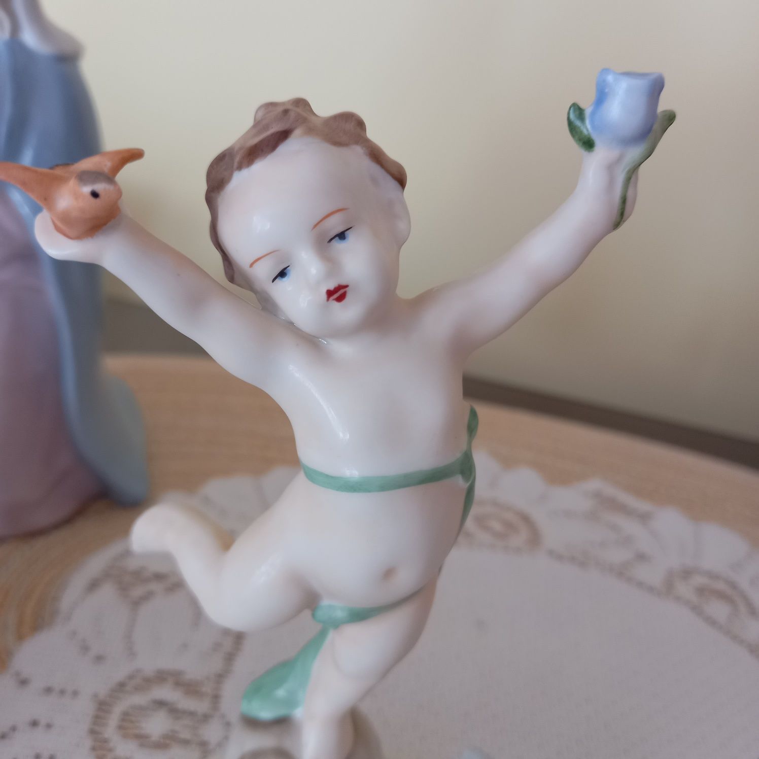 Dwie figurki porcelanowe putto syg.