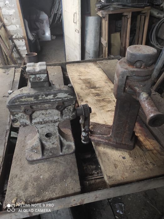 Продам домкраты большие