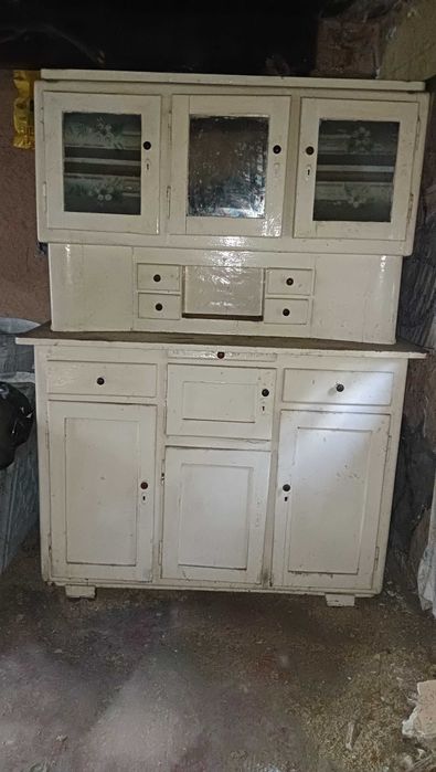 Bardzo stary kredens kuchenny biały PRL do renowacji.