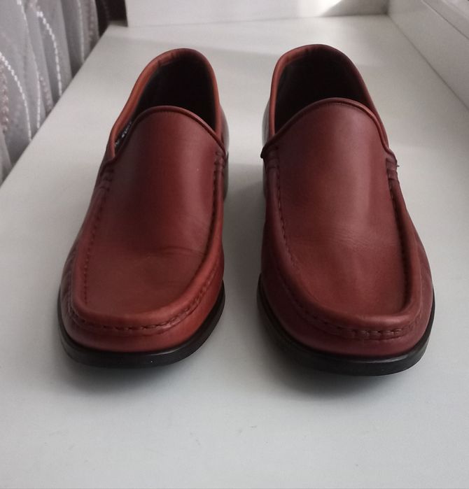 Jones Bootmaker,Британия