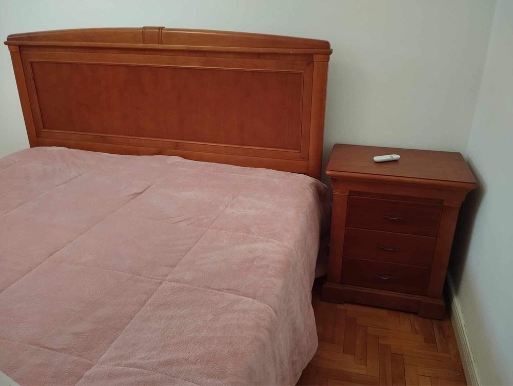 Vendo cama e mesas de cabeceira em otimo estado