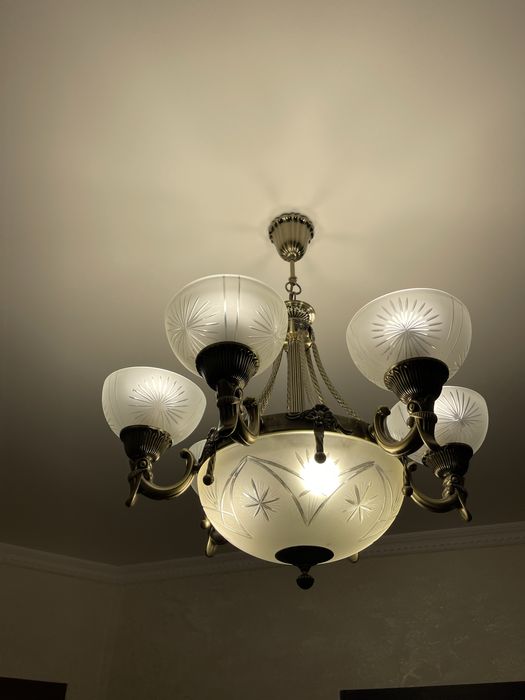 Продам люстру  на 6 ламп