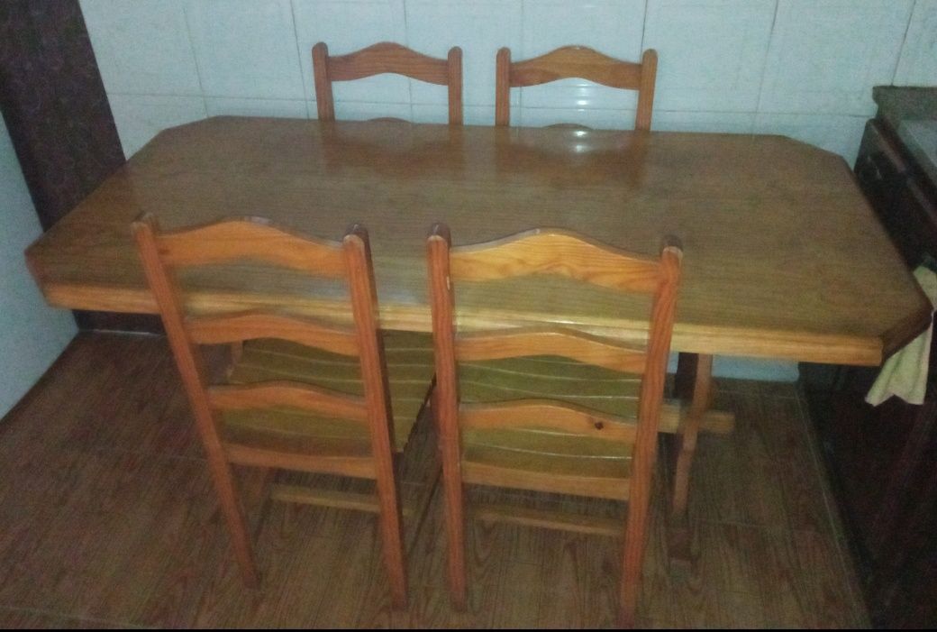 Mesa de jantar madeira de qualidade em bom estado