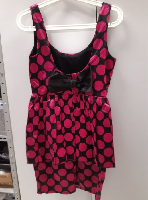 Vestido rosa com bolinhas pretas