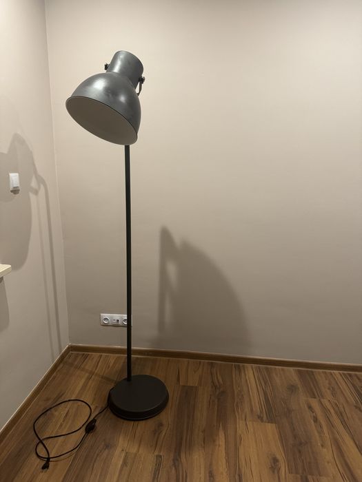 Lampa stojąca (podłogowa)