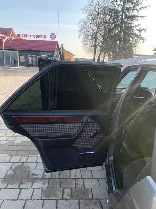 Легендарна Mercedes w124