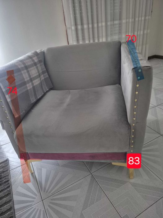 Sofá  3 lugares designer italiano, estilo de luxo em veludo cinza.