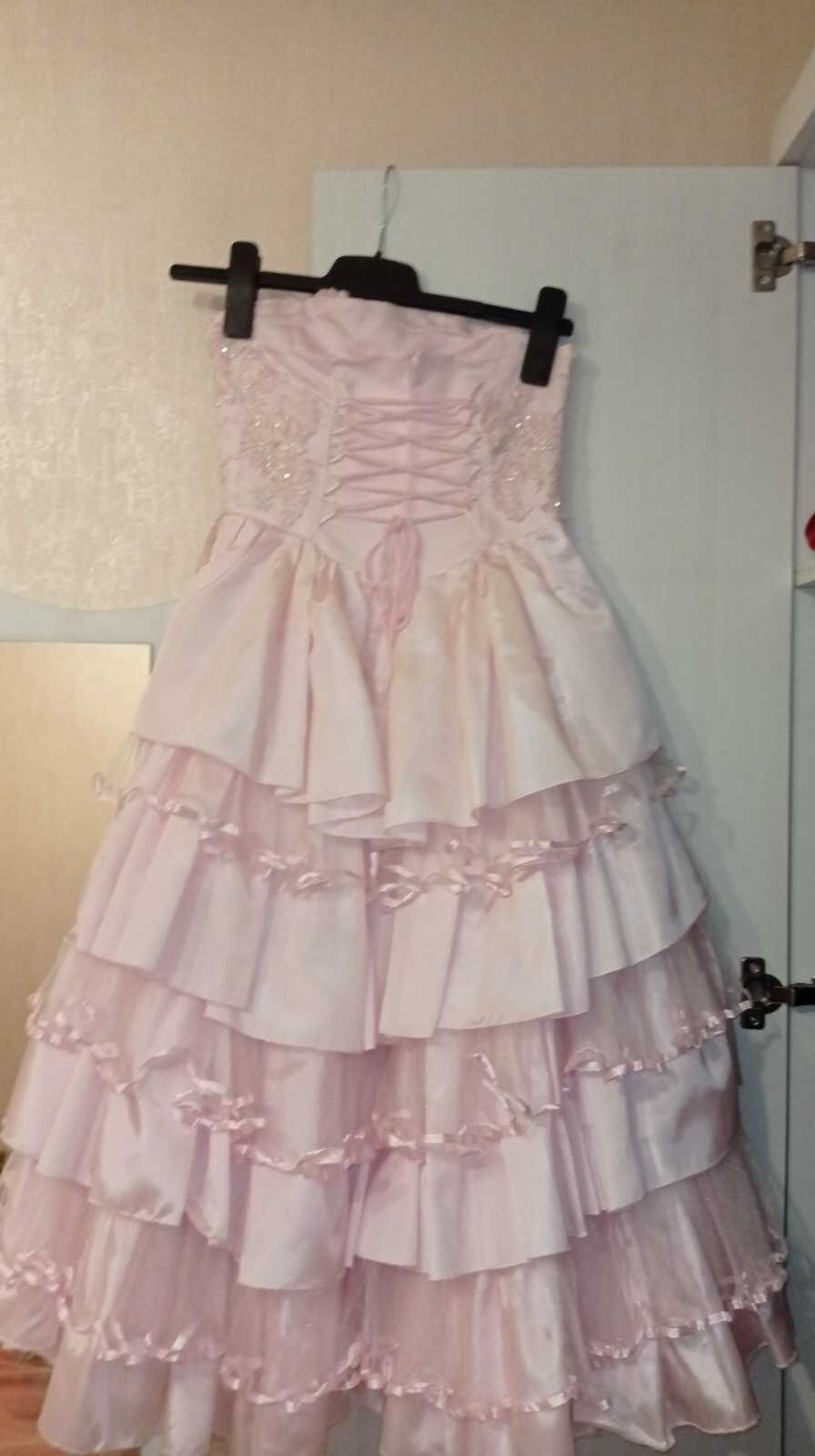 святкова рожева сукня