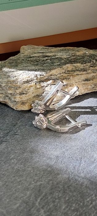 «Серебро 925 серьги с камнем — элегантные и стильные»