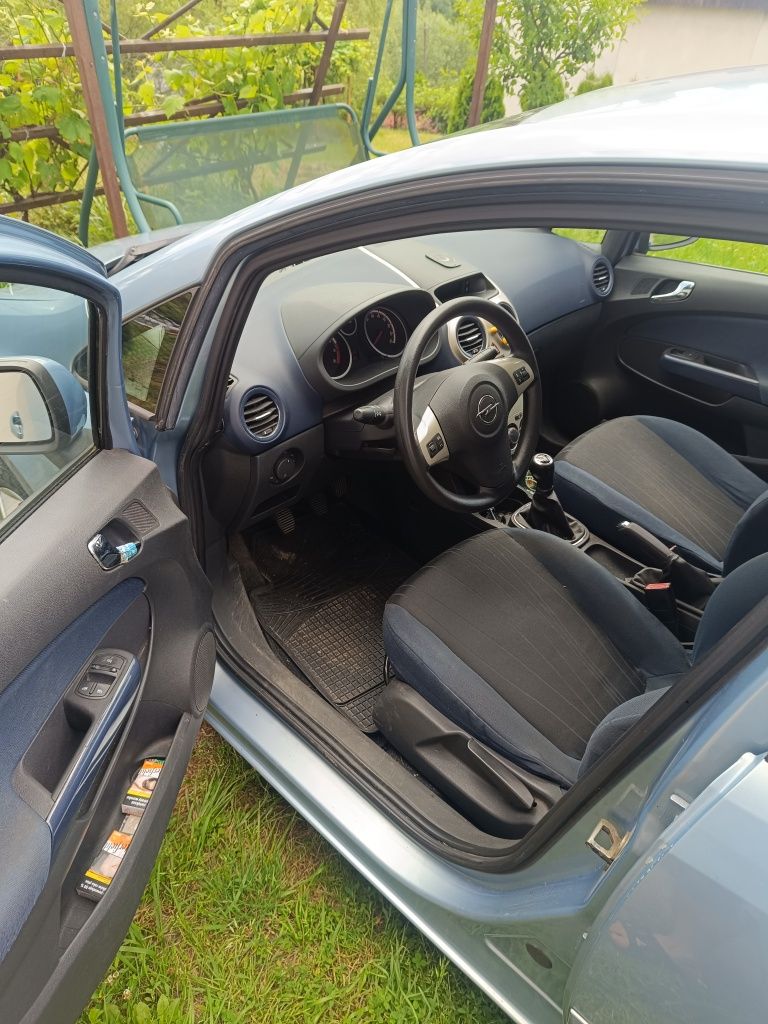 Corsa D . Przyjemne , tanie auto ;)
