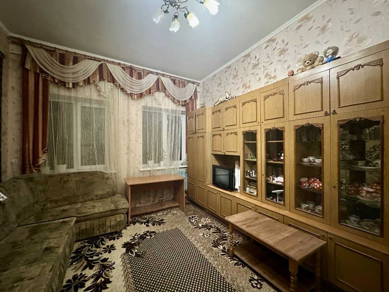 Простора кімната 21м2 з меблями, Сертифікат (NN)
