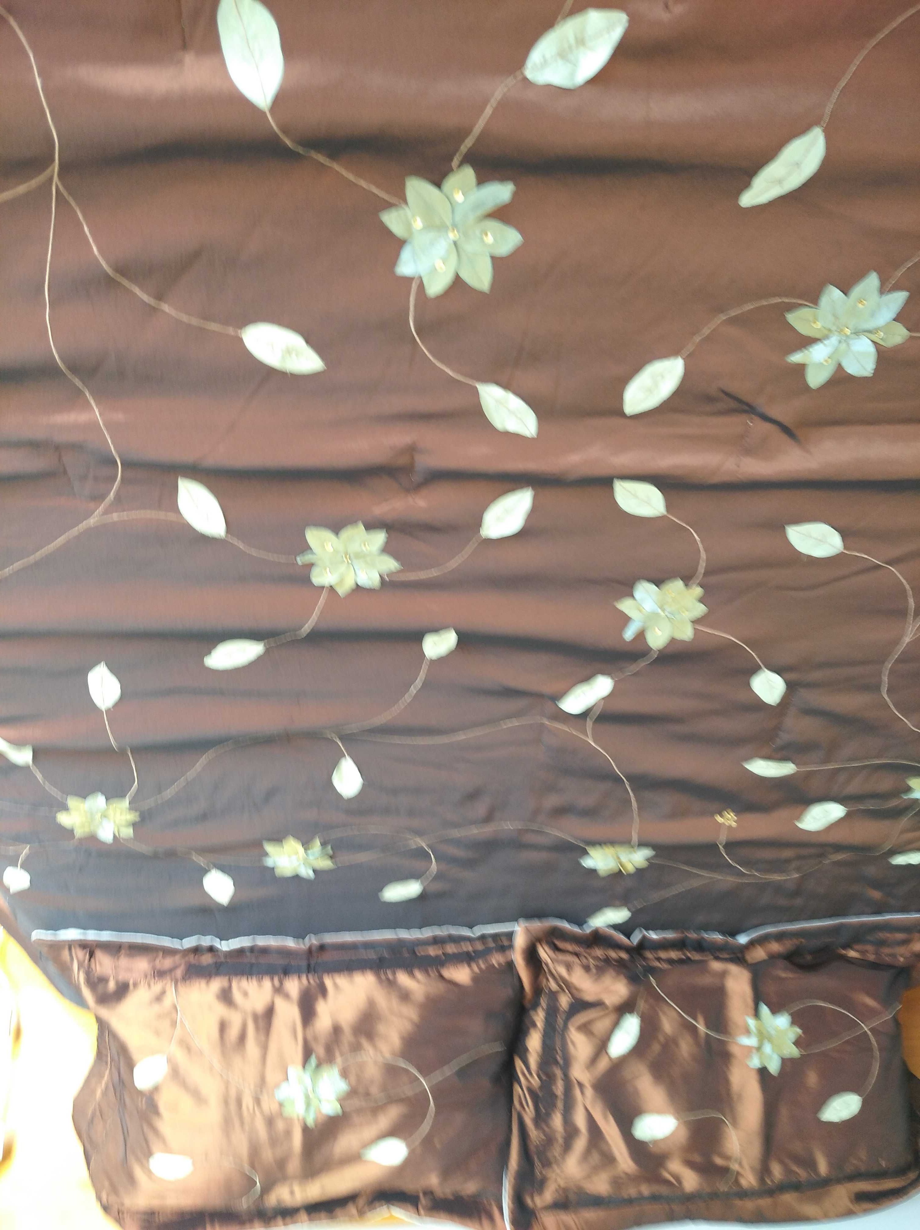 Edredon Cetim Castanho com Flores aplicadas